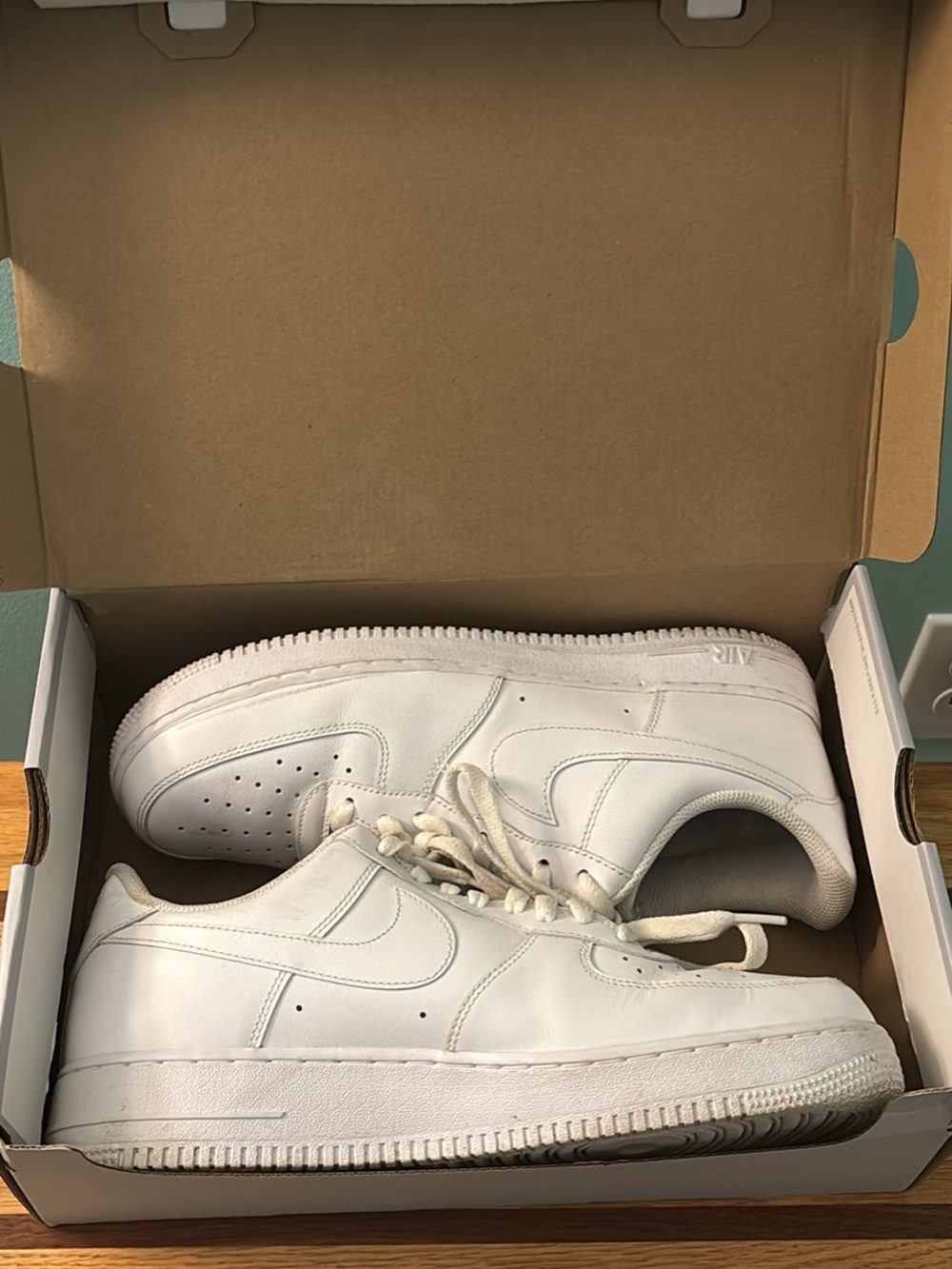 Men's White Low-Top Leather Sneakers — Classic Everyday Style